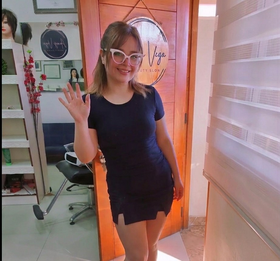 Anny Vega, estilista y fundadora, en su salón de belleza en Temuco